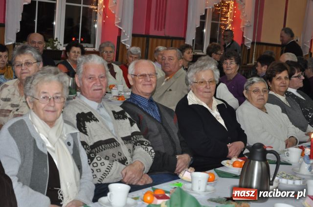 Zdjęcie w galerii na portalu naszraciborz.pl: W Borucinie dzielili się opłatkiem wiadomości z regionu