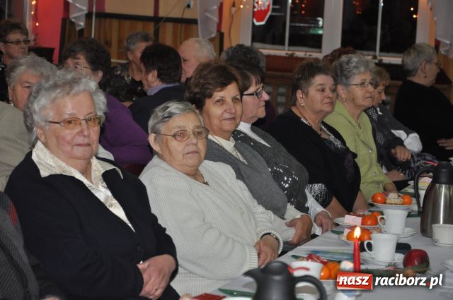 Zdjęcie w galerii na portalu naszraciborz.pl: W Borucinie dzielili się opłatkiem wiadomości z regionu