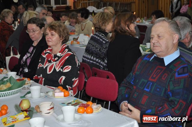 Zdjęcie w galerii na portalu naszraciborz.pl: W Borucinie dzielili się opłatkiem wiadomości z regionu