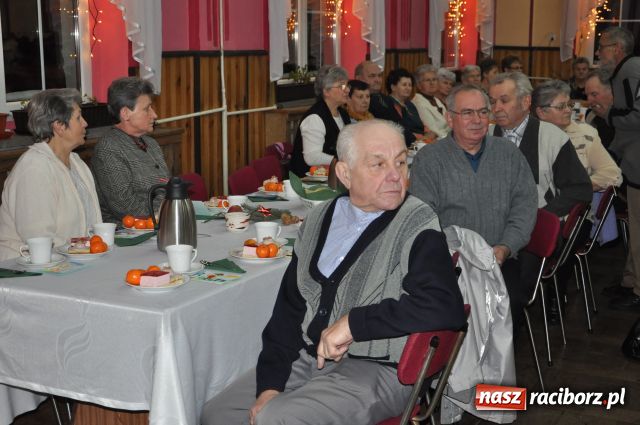 Zdjęcie w galerii na portalu naszraciborz.pl: W Borucinie dzielili się opłatkiem wiadomości z regionu