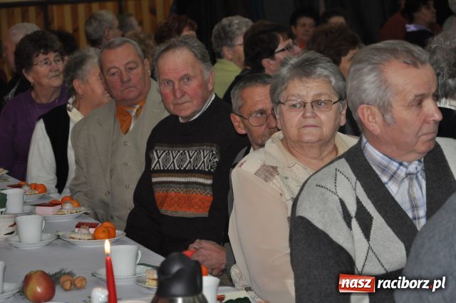 Zdjęcie w galerii na portalu naszraciborz.pl: W Borucinie dzielili się opłatkiem wiadomości z regionu