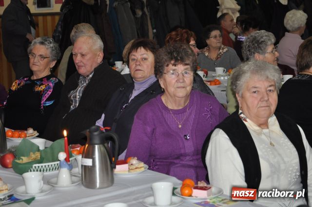 Zdjęcie w galerii na portalu naszraciborz.pl: W Borucinie dzielili się opłatkiem wiadomości z regionu