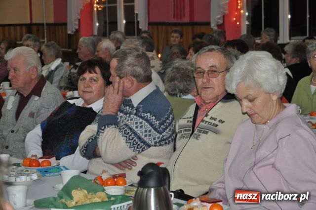 Zdjęcie w galerii na portalu naszraciborz.pl: W Borucinie dzielili się opłatkiem wiadomości z regionu