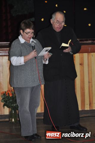 Zdjęcie w galerii na portalu naszraciborz.pl: W Borucinie dzielili się opłatkiem wiadomości z regionu