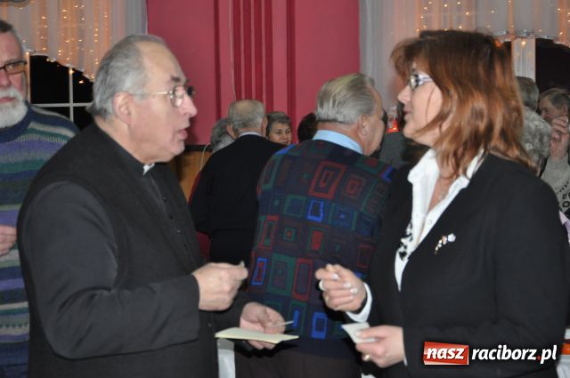 Zdjęcie w galerii na portalu naszraciborz.pl: W Borucinie dzielili się opłatkiem wiadomości z regionu