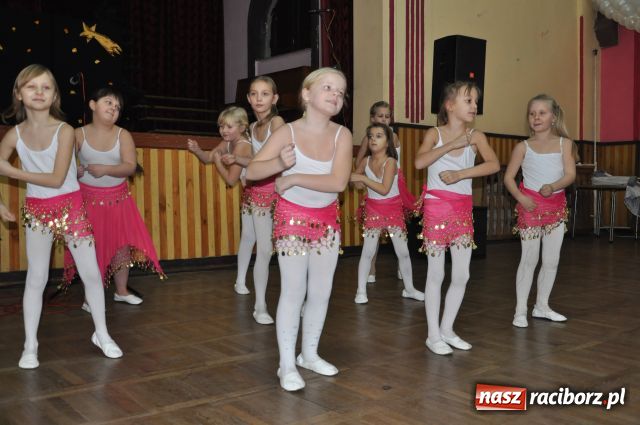 Zdjęcie w galerii na portalu naszraciborz.pl: W Borucinie dzielili się opłatkiem wiadomości z regionu