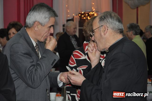 Zdjęcie w galerii na portalu naszraciborz.pl: W Borucinie dzielili się opłatkiem wiadomości z regionu