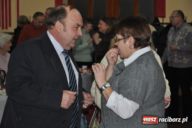 Zdjęcie w galerii na portalu naszraciborz.pl: W Borucinie dzielili się opłatkiem wiadomości z regionu