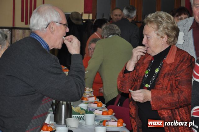 Zdjęcie w galerii na portalu naszraciborz.pl: W Borucinie dzielili się opłatkiem wiadomości z regionu