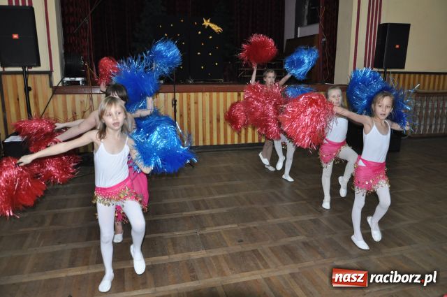 Zdjęcie w galerii na portalu naszraciborz.pl: W Borucinie dzielili się opłatkiem wiadomości z regionu