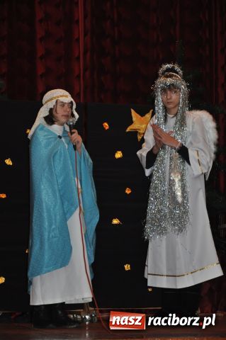 Zdjęcie w galerii na portalu naszraciborz.pl: W Borucinie dzielili się opłatkiem wiadomości z regionu