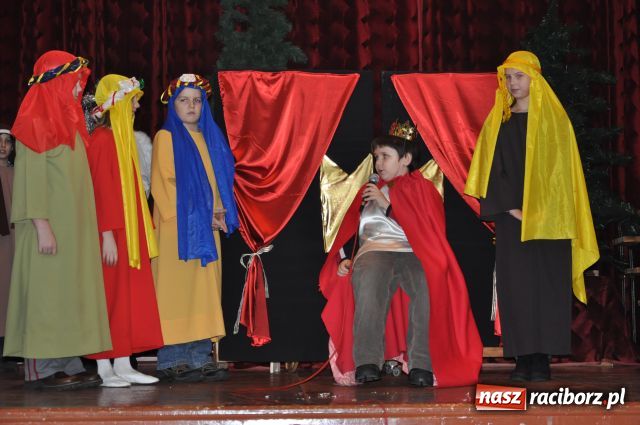 Zdjęcie w galerii na portalu naszraciborz.pl: W Borucinie dzielili się opłatkiem wiadomości z regionu