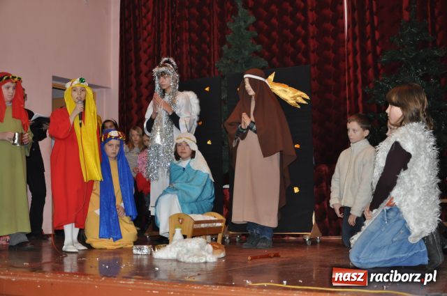 Zdjęcie w galerii na portalu naszraciborz.pl: W Borucinie dzielili się opłatkiem wiadomości z regionu