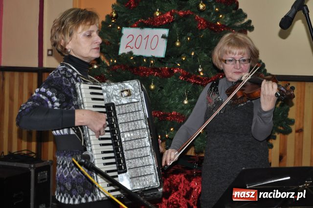 Zdjęcie w galerii na portalu naszraciborz.pl: W Borucinie dzielili się opłatkiem wiadomości z regionu