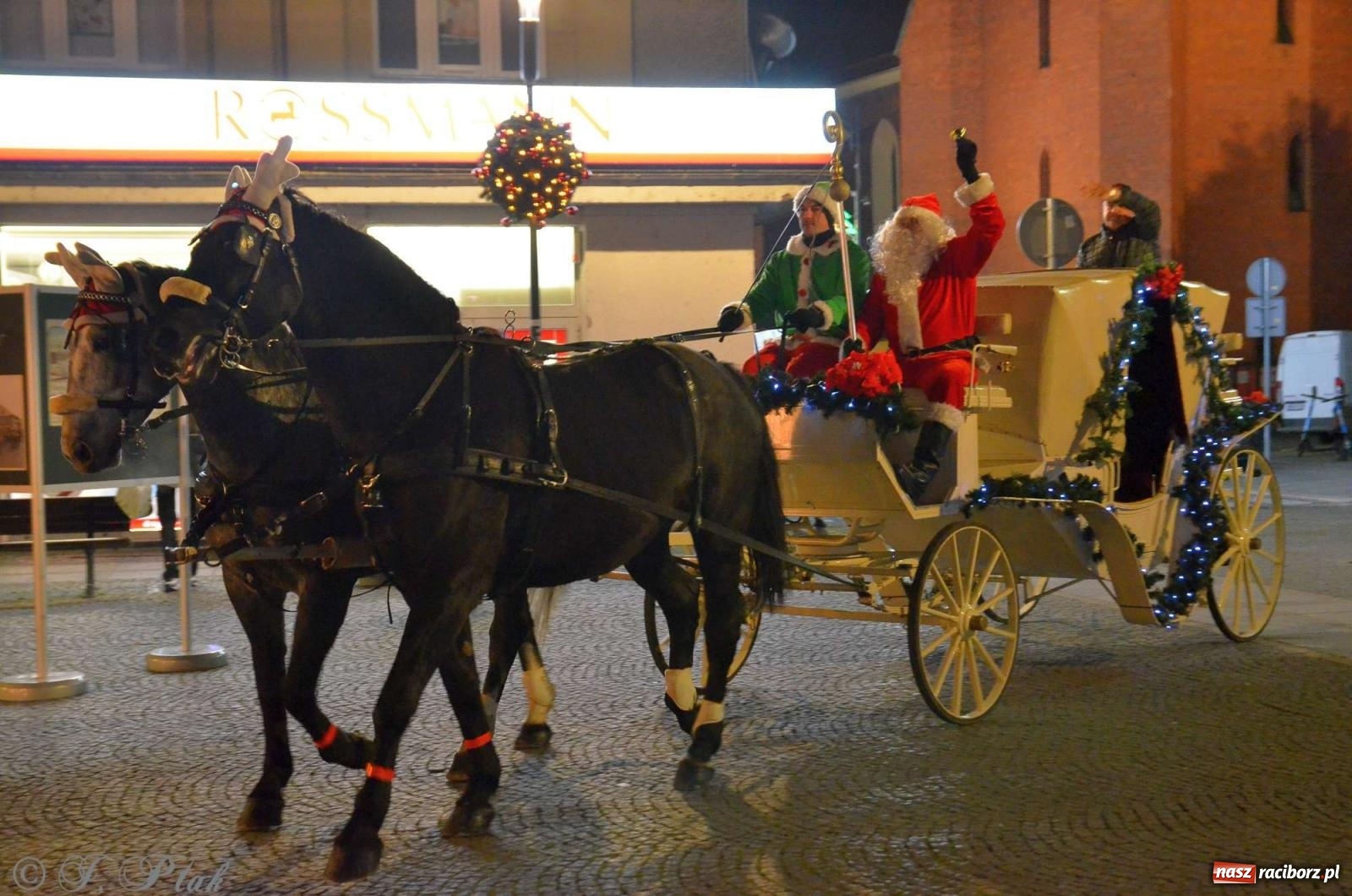 Zdjęcie w galerii na portalu naszraciborz.pl: Moczka od Jabłonek, karoca i rozświetlona choinka wiadomości z regionu