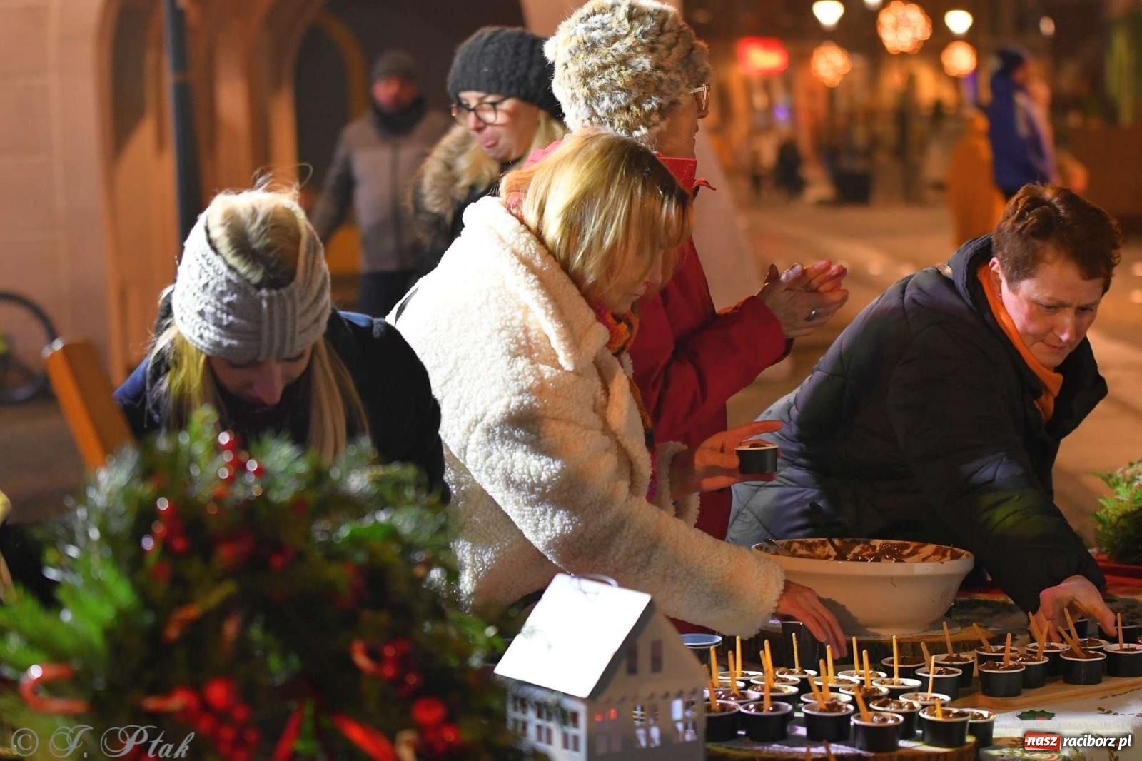 Zdjęcie w galerii na portalu naszraciborz.pl: Moczka od Jabłonek, karoca i rozświetlona choinka wiadomości z regionu
