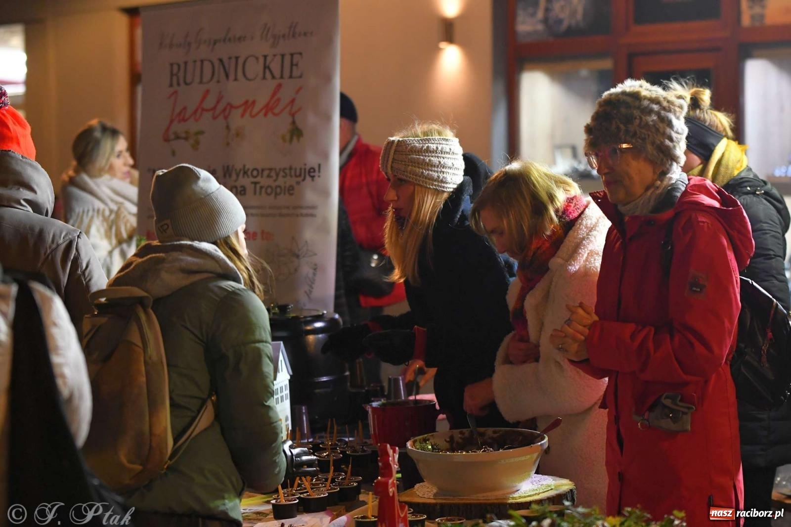 Zdjęcie w galerii na portalu naszraciborz.pl: Moczka od Jabłonek, karoca i rozświetlona choinka wiadomości z regionu