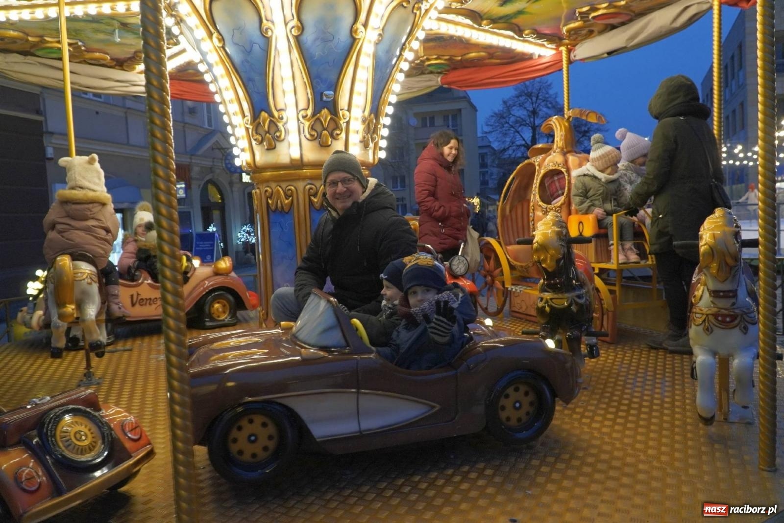 Zdjęcie w galerii na portalu naszraciborz.pl: Moczka od Jabłonek, karoca i rozświetlona choinka wiadomości z regionu