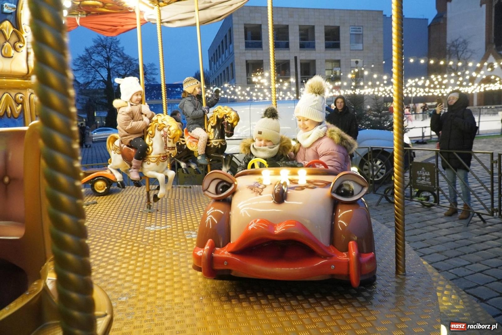 Zdjęcie w galerii na portalu naszraciborz.pl: Moczka od Jabłonek, karoca i rozświetlona choinka wiadomości z regionu