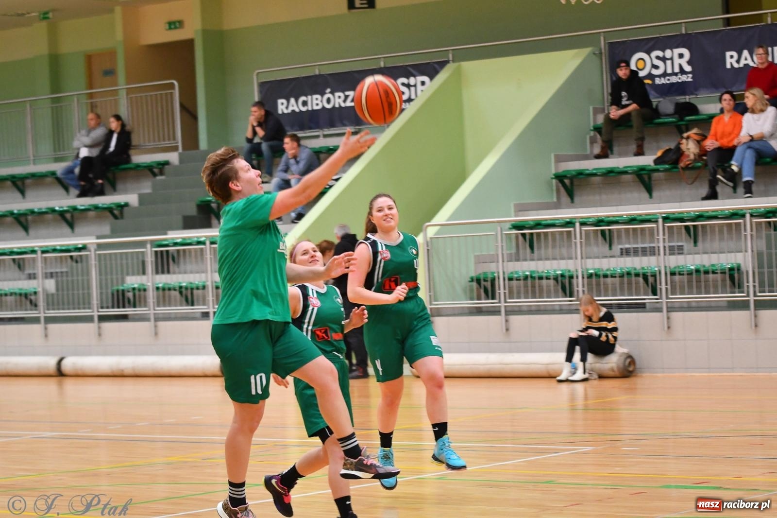 Zdjęcie w galerii na portalu naszraciborz.pl: Koszykówka. Zdecydowała druga kwarta [FOTO] wiadomości z regionu