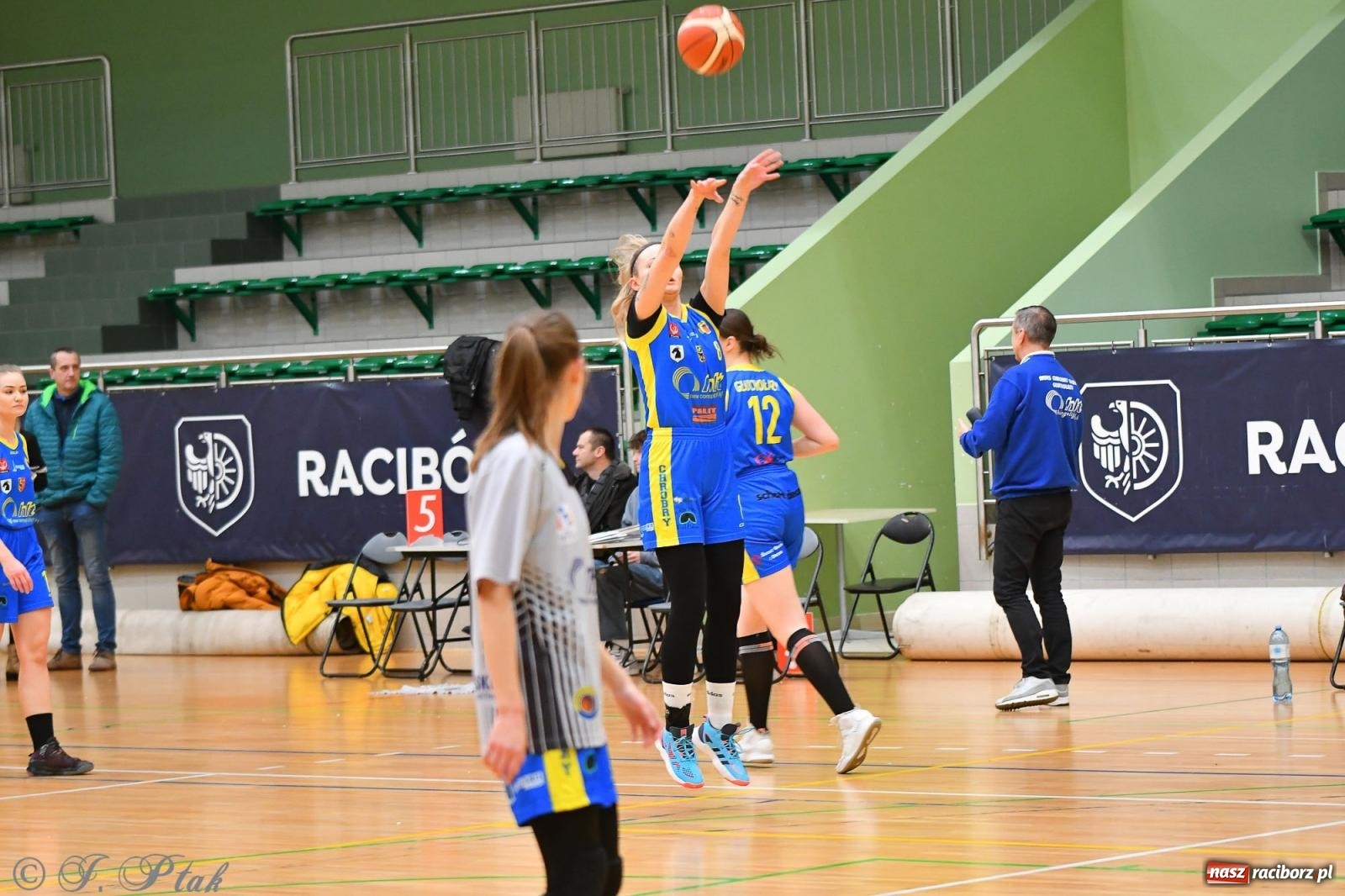 Zdjęcie w galerii na portalu naszraciborz.pl: Koszykówka. Zdecydowała druga kwarta [FOTO] wiadomości z regionu