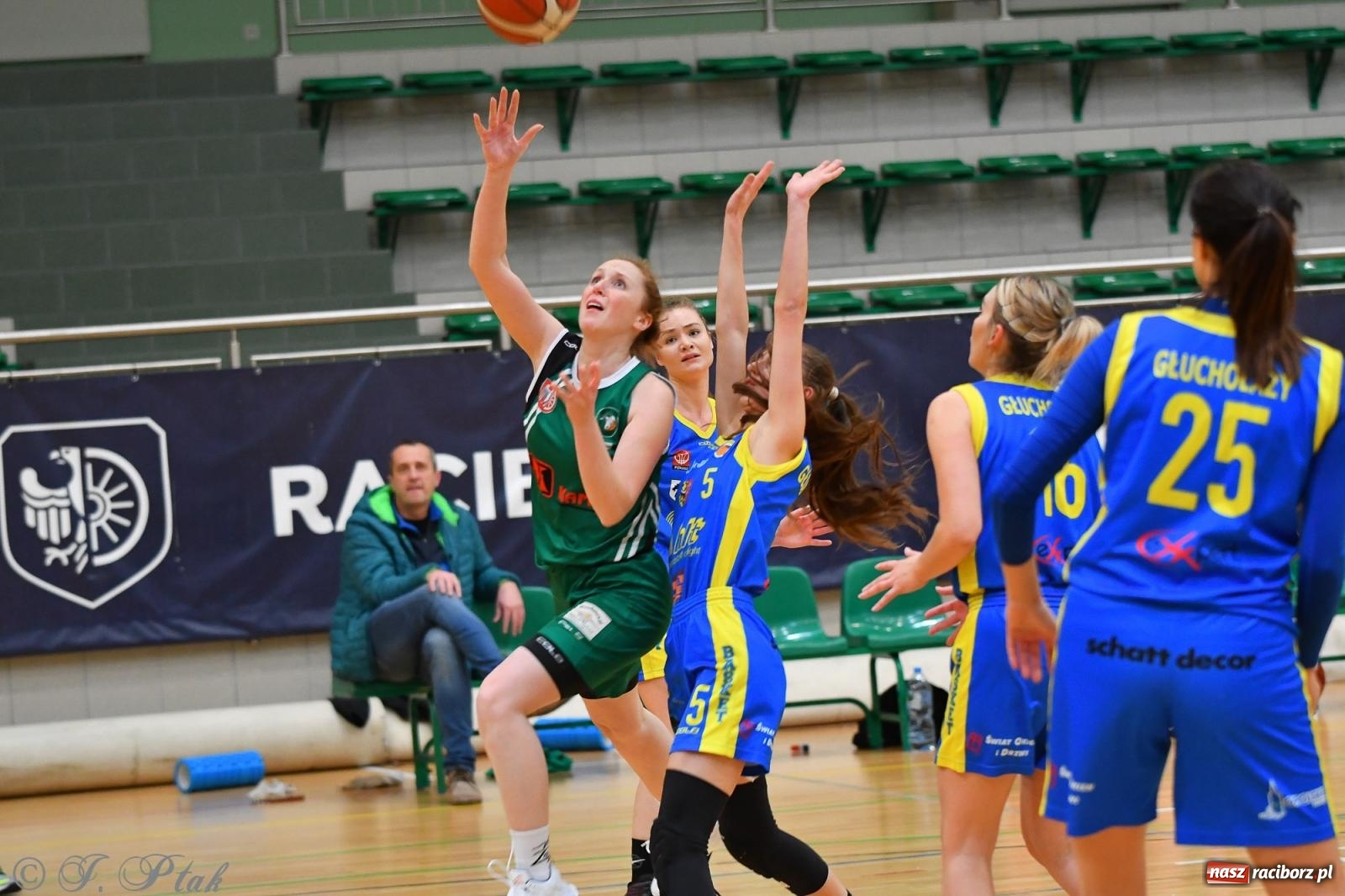 Zdjęcie w galerii na portalu naszraciborz.pl: Koszykówka. Zdecydowała druga kwarta [FOTO] wiadomości z regionu