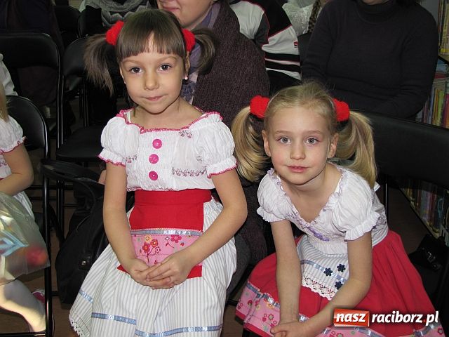 Zdjęcie w galerii na portalu naszraciborz.pl: Kolędowanie w bibliotece wiadomości z regionu