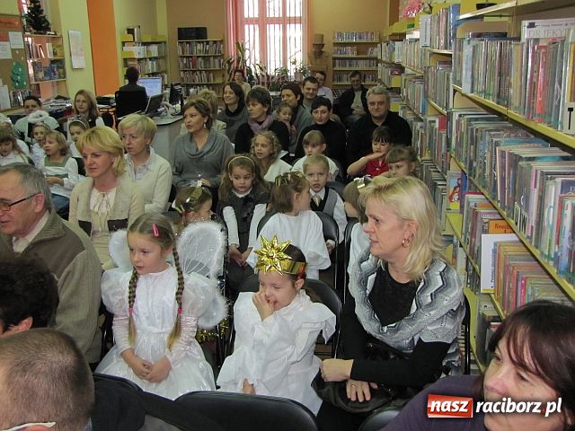 Zdjęcie w galerii na portalu naszraciborz.pl: Kolędowanie w bibliotece wiadomości z regionu