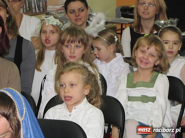 Zdjęcie w galerii na portalu naszraciborz.pl: Kolędowanie w bibliotece wiadomości z regionu