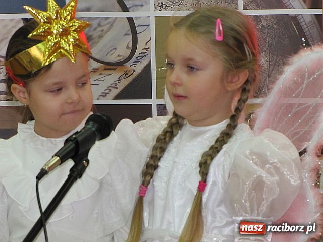 Zdjęcie w galerii na portalu naszraciborz.pl: Kolędowanie w bibliotece wiadomości z regionu