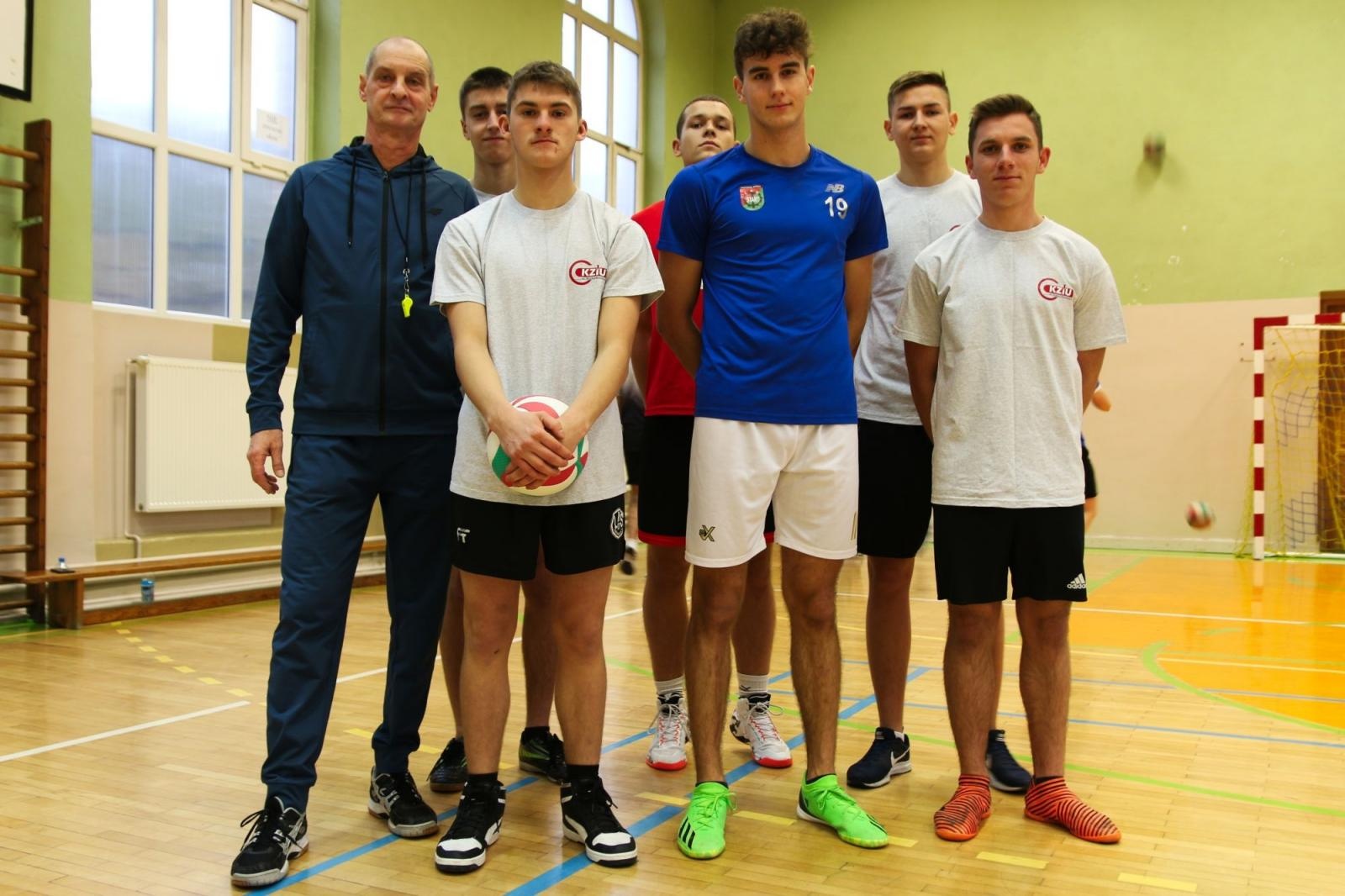Zdjęcie w galerii na portalu naszraciborz.pl: Mechanik najlepszy w turnieju dwójek siatkarskich w CKZiU nr 1 wiadomości z regionu