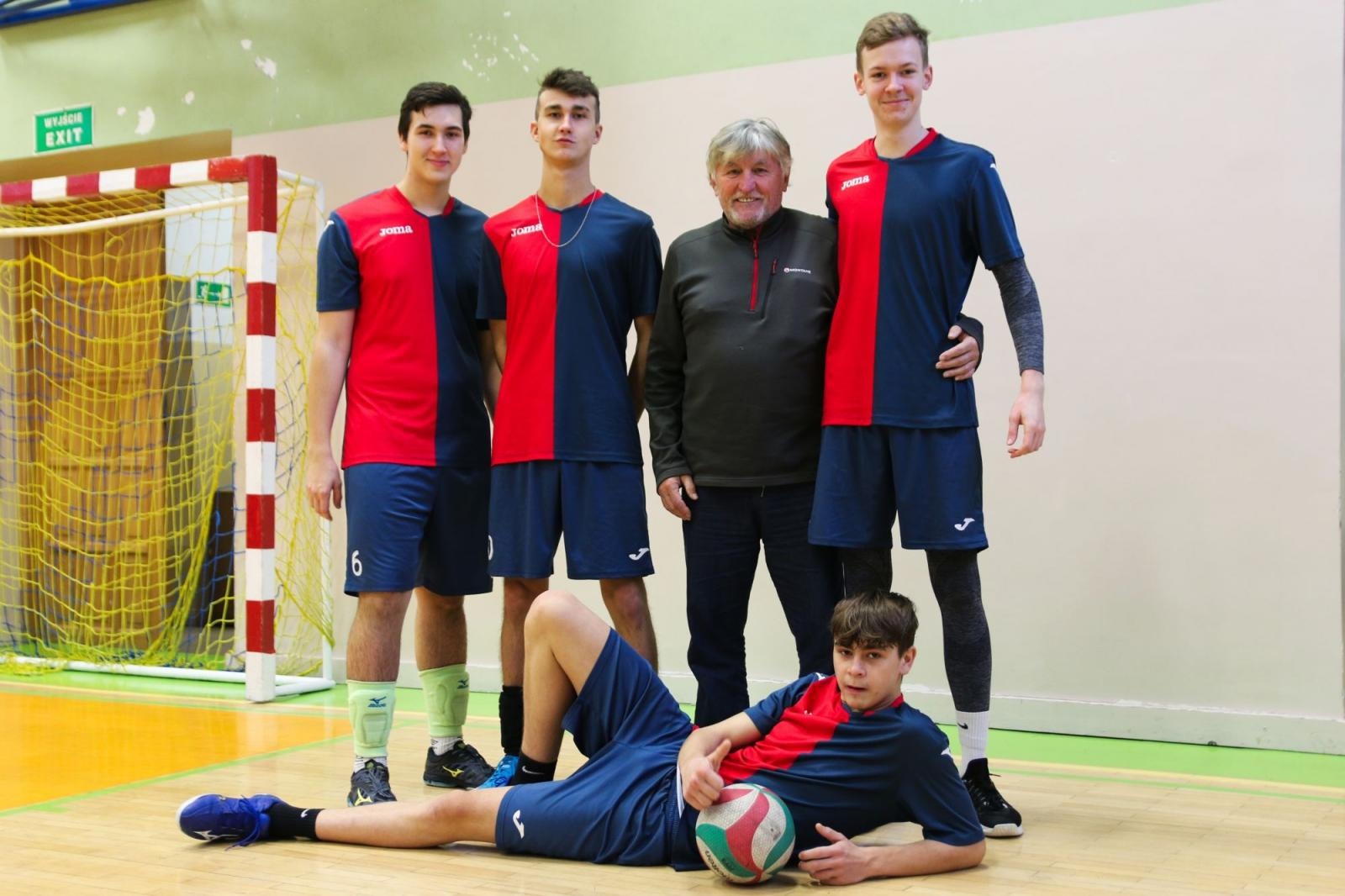 Zdjęcie w galerii na portalu naszraciborz.pl: Mechanik najlepszy w turnieju dwójek siatkarskich w CKZiU nr 1 wiadomości z regionu