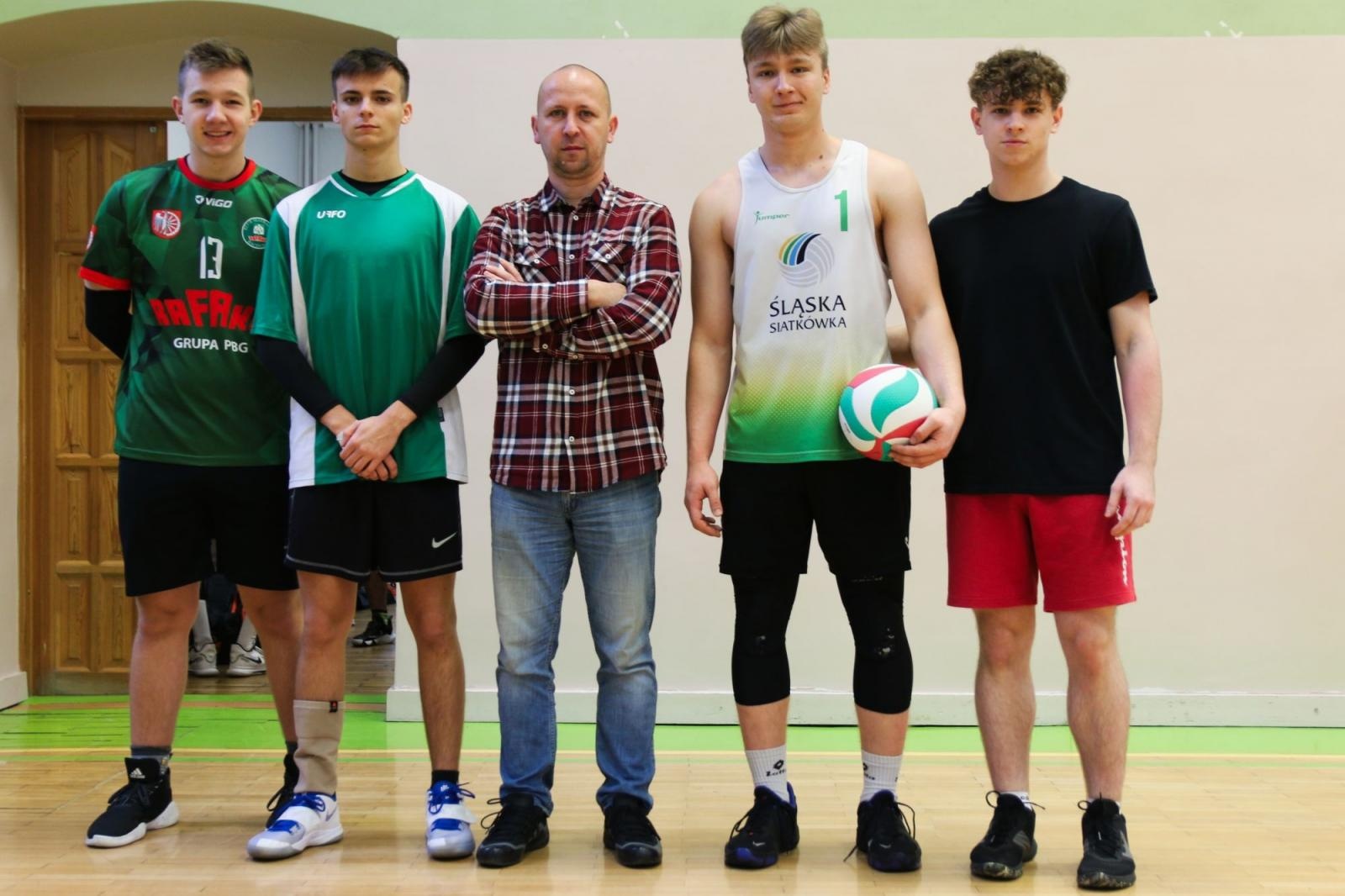 Zdjęcie w galerii na portalu naszraciborz.pl: Mechanik najlepszy w turnieju dwójek siatkarskich w CKZiU nr 1 wiadomości z regionu