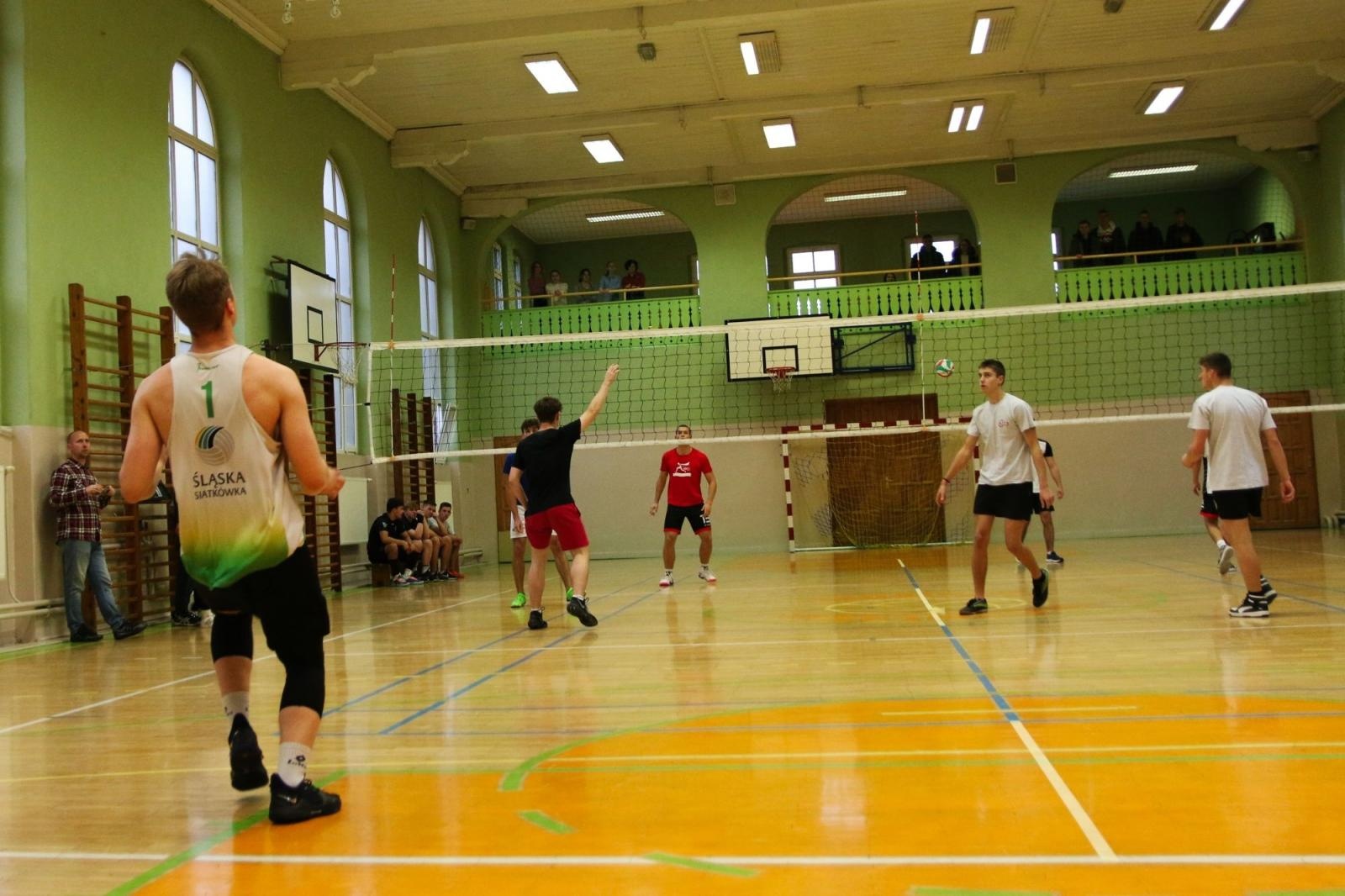 Zdjęcie w galerii na portalu naszraciborz.pl: Mechanik najlepszy w turnieju dwójek siatkarskich w CKZiU nr 1 wiadomości z regionu