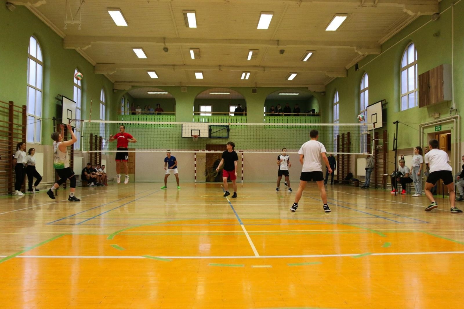 Zdjęcie w galerii na portalu naszraciborz.pl: Mechanik najlepszy w turnieju dwójek siatkarskich w CKZiU nr 1 wiadomości z regionu