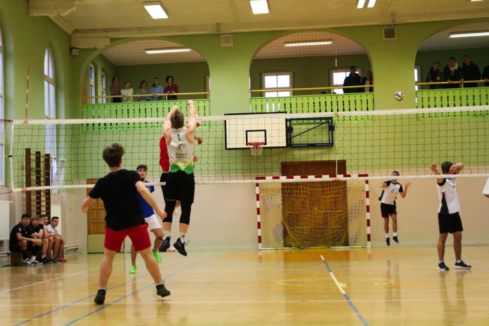 Zdjęcie w galerii na portalu naszraciborz.pl: Mechanik najlepszy w turnieju dwójek siatkarskich w CKZiU nr 1 wiadomości z regionu