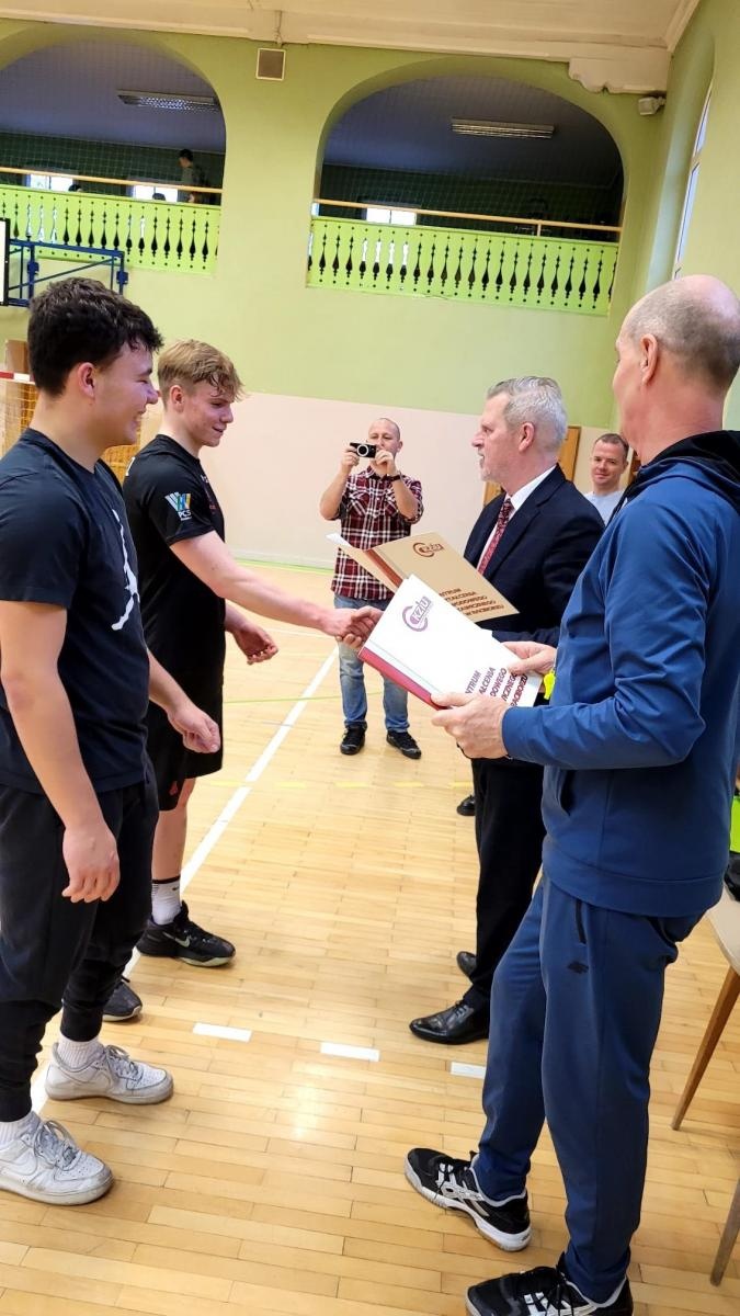 Zdjęcie w galerii na portalu naszraciborz.pl: Mechanik najlepszy w turnieju dwójek siatkarskich w CKZiU nr 1 wiadomości z regionu