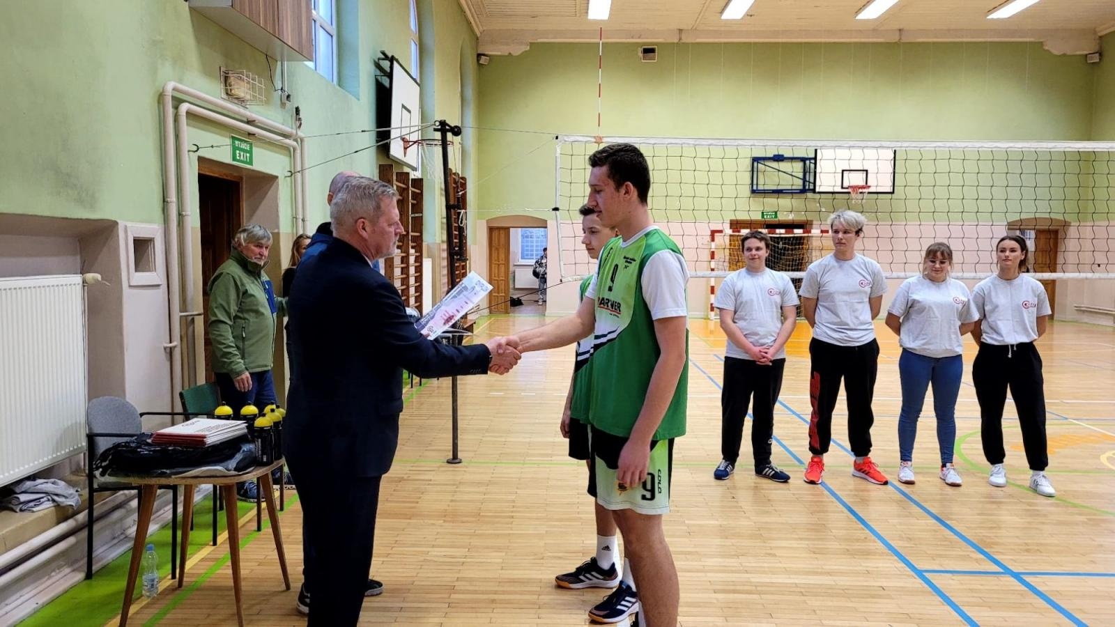 Zdjęcie w galerii na portalu naszraciborz.pl: Mechanik najlepszy w turnieju dwójek siatkarskich w CKZiU nr 1 wiadomości z regionu