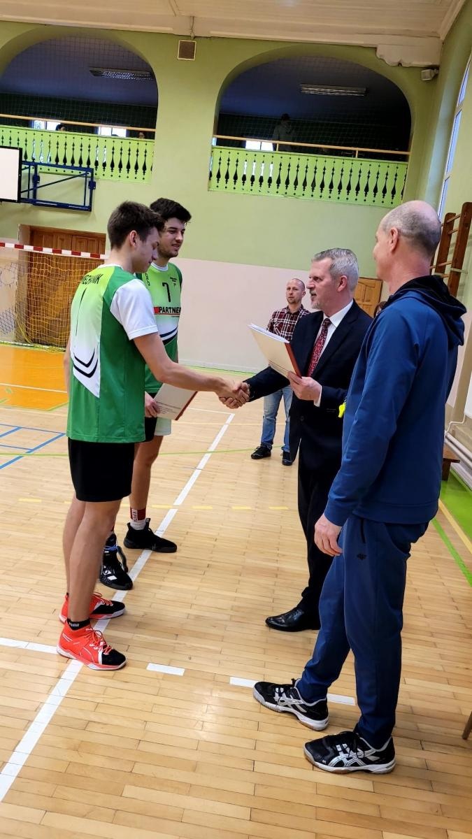Zdjęcie w galerii na portalu naszraciborz.pl: Mechanik najlepszy w turnieju dwójek siatkarskich w CKZiU nr 1 wiadomości z regionu