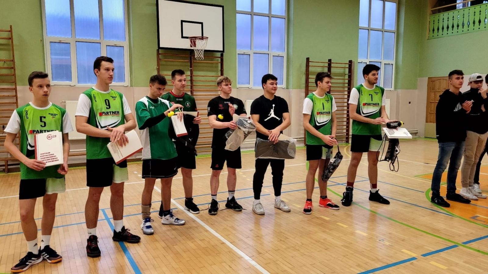 Zdjęcie w galerii na portalu naszraciborz.pl: Mechanik najlepszy w turnieju dwójek siatkarskich w CKZiU nr 1 wiadomości z regionu