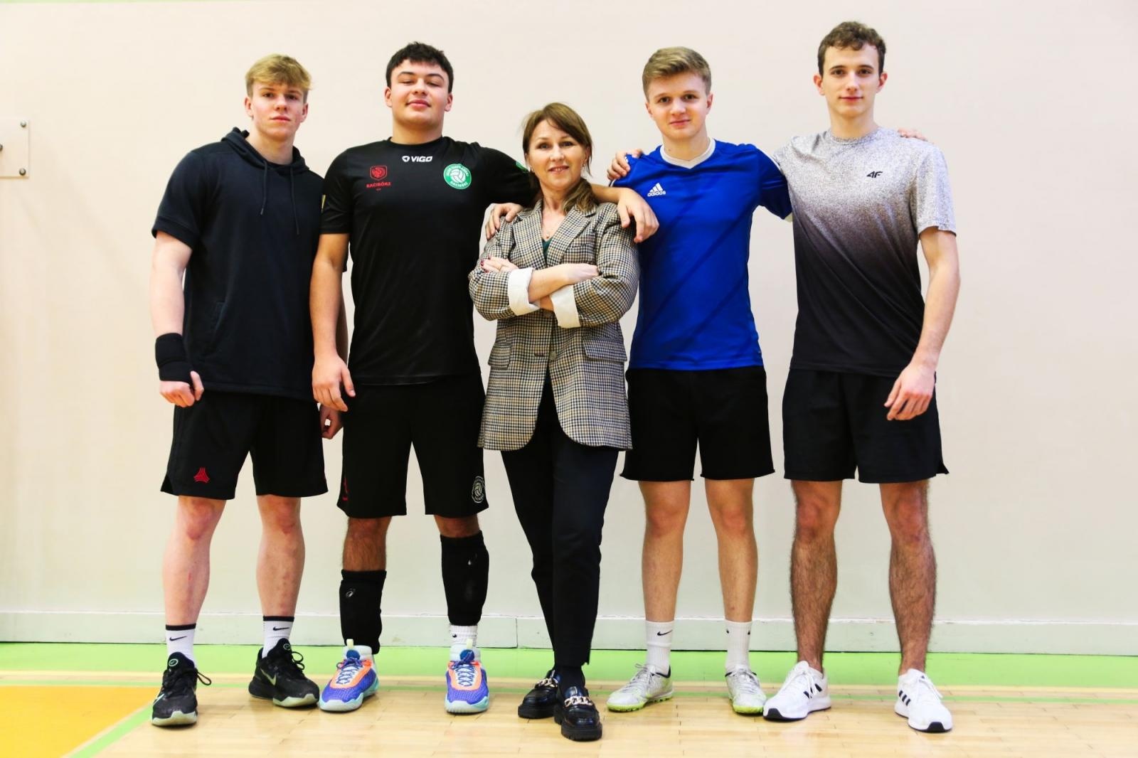 Zdjęcie w galerii na portalu naszraciborz.pl: Mechanik najlepszy w turnieju dwójek siatkarskich w CKZiU nr 1 wiadomości z regionu