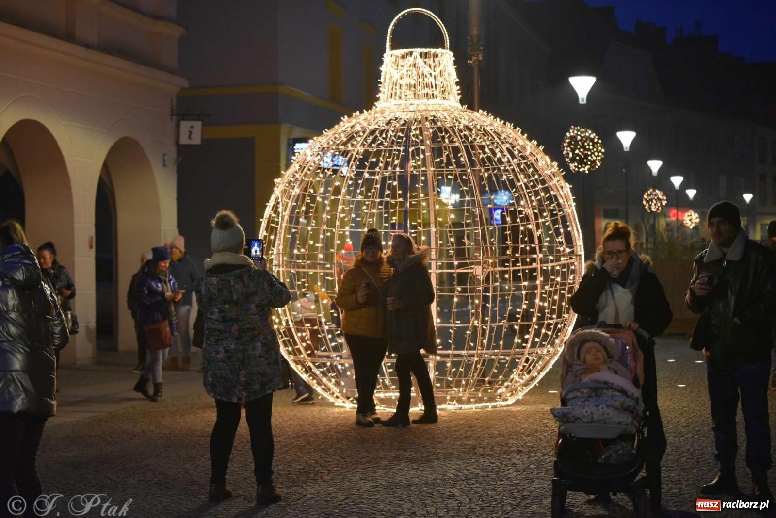 Zdjęcie w galerii na portalu naszraciborz.pl: Laserowa bajeczka, Plania i zupa z Gamowa - sobota na jarmarku w Raciborzu [WIDEO] wiadomości z regionu