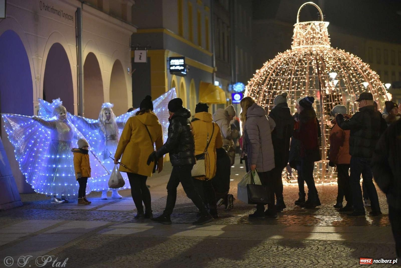 Zdjęcie w galerii na portalu naszraciborz.pl: Laserowa bajeczka, Plania i zupa z Gamowa - sobota na jarmarku w Raciborzu [WIDEO] wiadomości z regionu