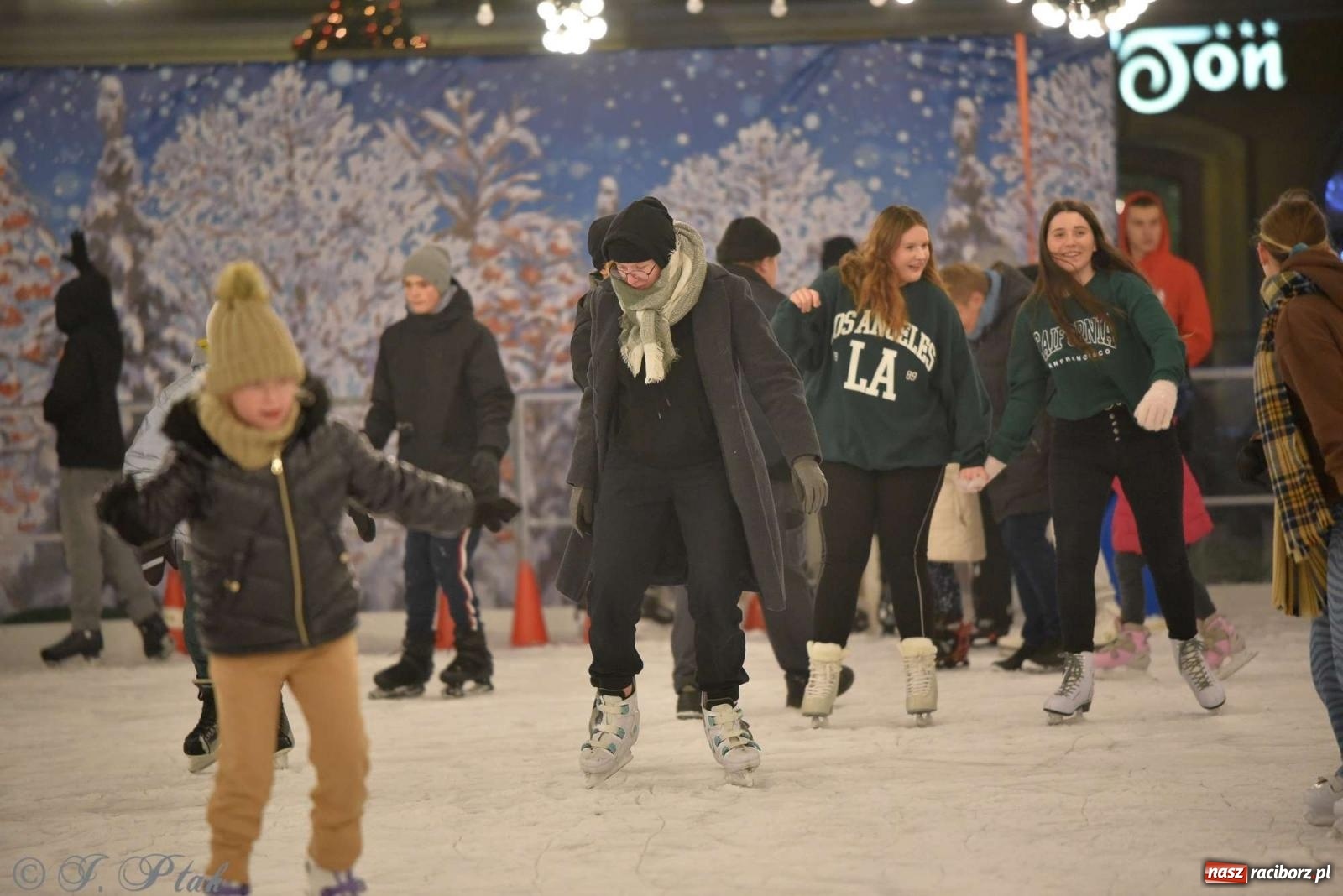 Zdjęcie w galerii na portalu naszraciborz.pl: Laserowa bajeczka, Plania i zupa z Gamowa - sobota na jarmarku w Raciborzu [WIDEO] wiadomości z regionu