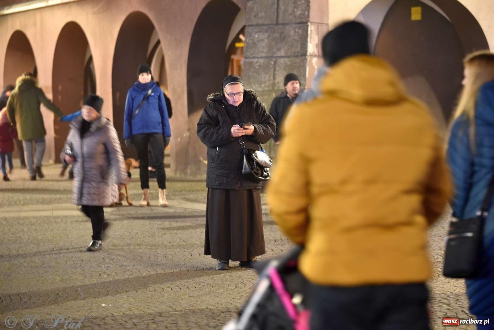 Zdjęcie w galerii na portalu naszraciborz.pl: Laserowa bajeczka, Plania i zupa z Gamowa - sobota na jarmarku w Raciborzu [WIDEO] wiadomości z regionu