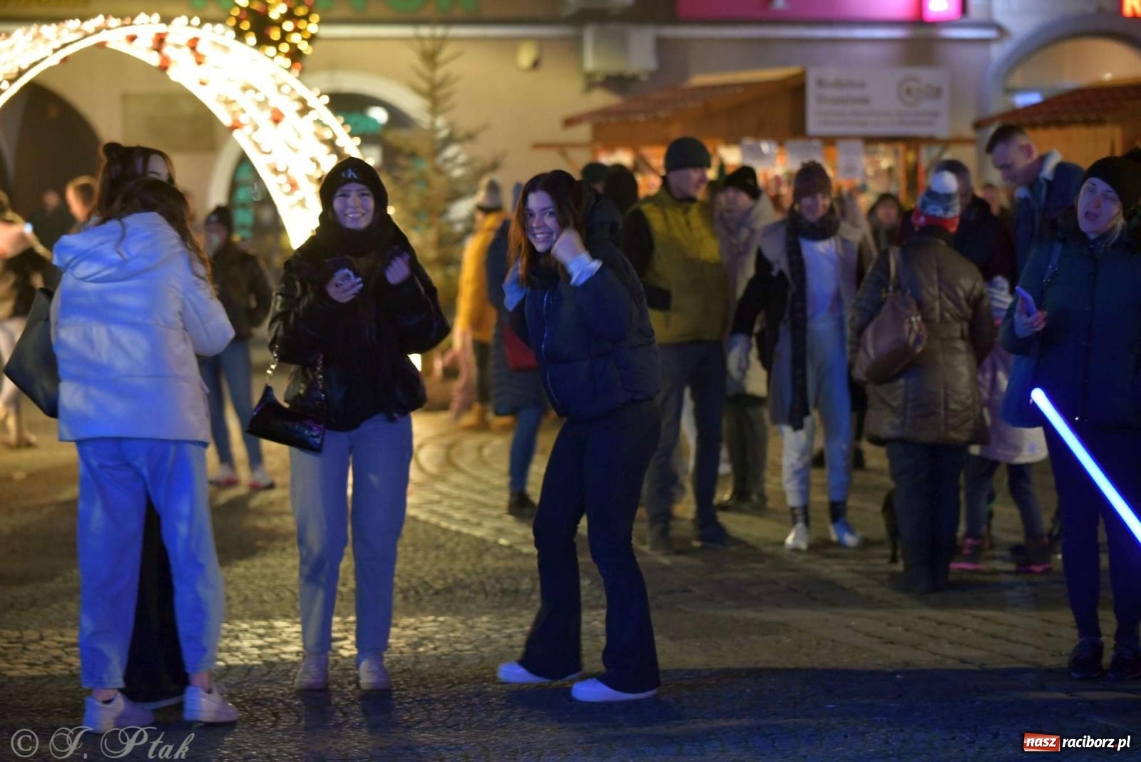 Zdjęcie w galerii na portalu naszraciborz.pl: Laserowa bajeczka, Plania i zupa z Gamowa - sobota na jarmarku w Raciborzu [WIDEO] wiadomości z regionu