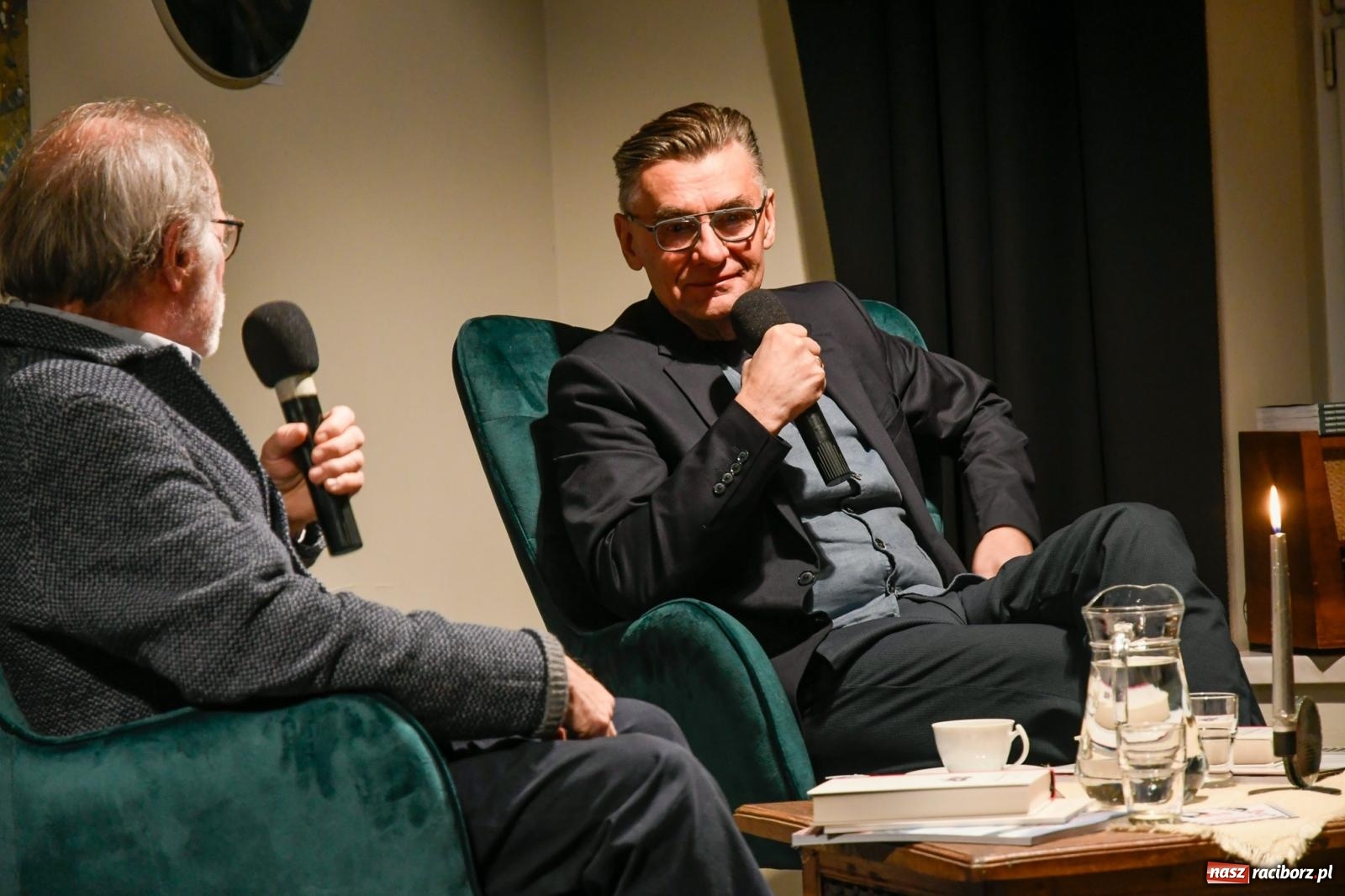 Zdjęcie w galerii na portalu naszraciborz.pl: Literacka kawiarenka Raciborza. W RCK promowano 36. wydanie Almanachu wiadomości z regionu