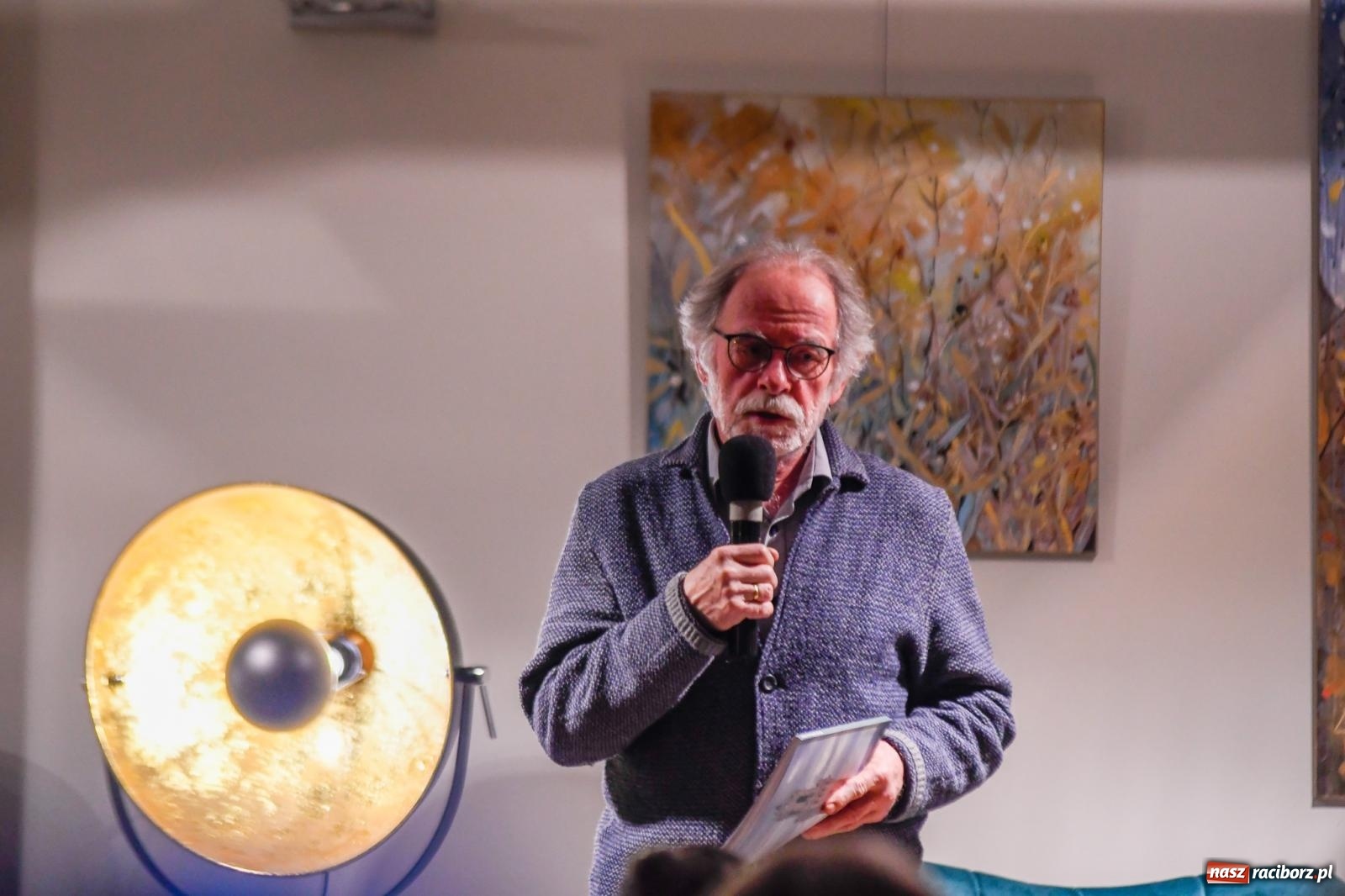 Zdjęcie w galerii na portalu naszraciborz.pl: Literacka kawiarenka Raciborza. W RCK promowano 36. wydanie Almanachu wiadomości z regionu