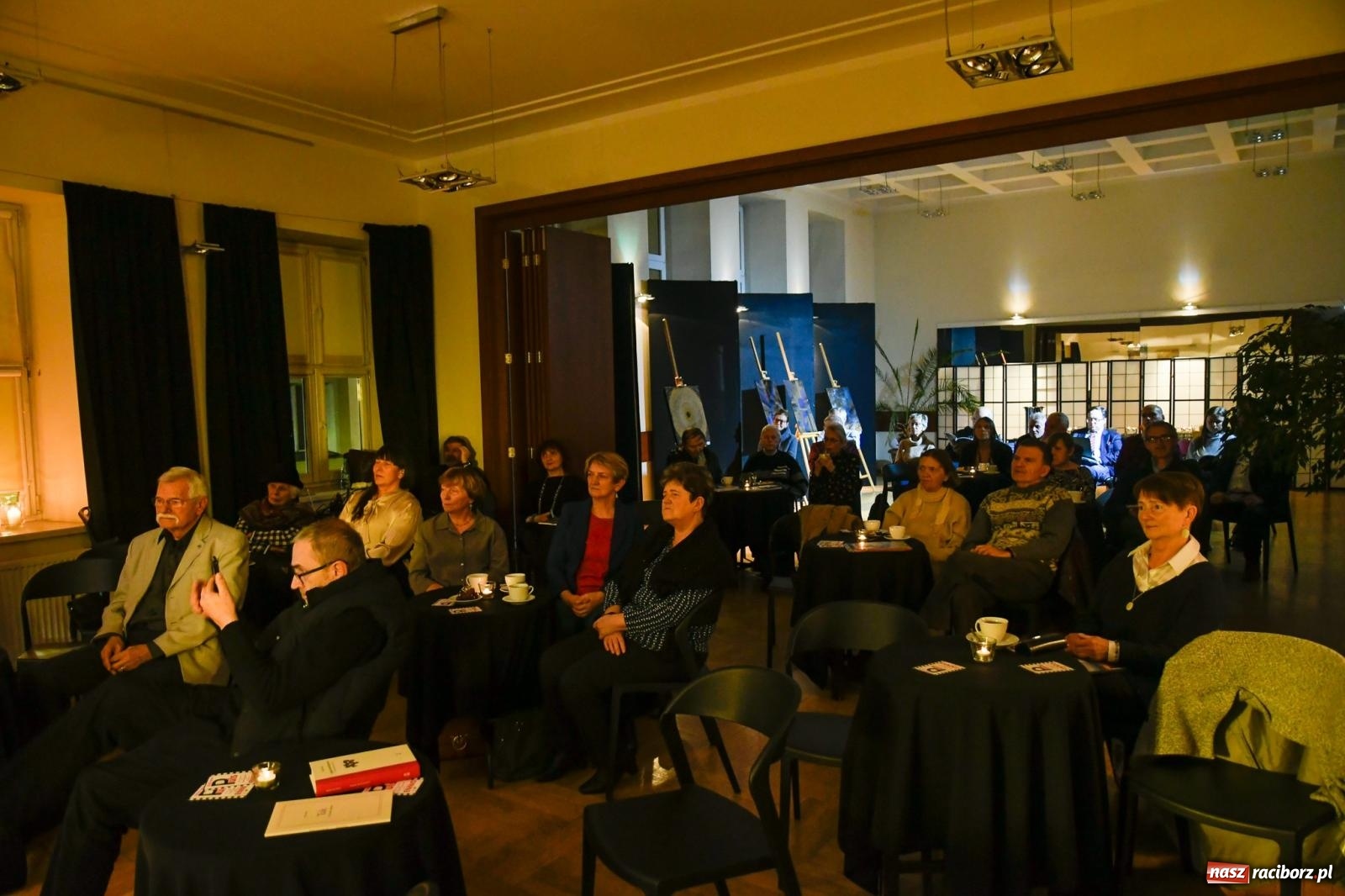 Zdjęcie w galerii na portalu naszraciborz.pl: Literacka kawiarenka Raciborza. W RCK promowano 36. wydanie Almanachu wiadomości z regionu