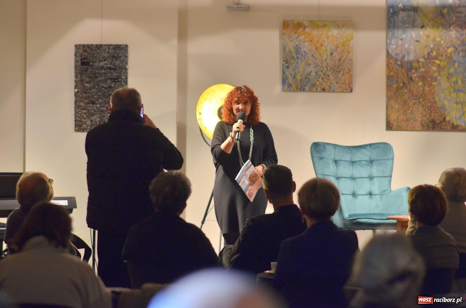 Zdjęcie w galerii na portalu naszraciborz.pl: Literacka kawiarenka Raciborza. W RCK promowano 36. wydanie Almanachu wiadomości z regionu